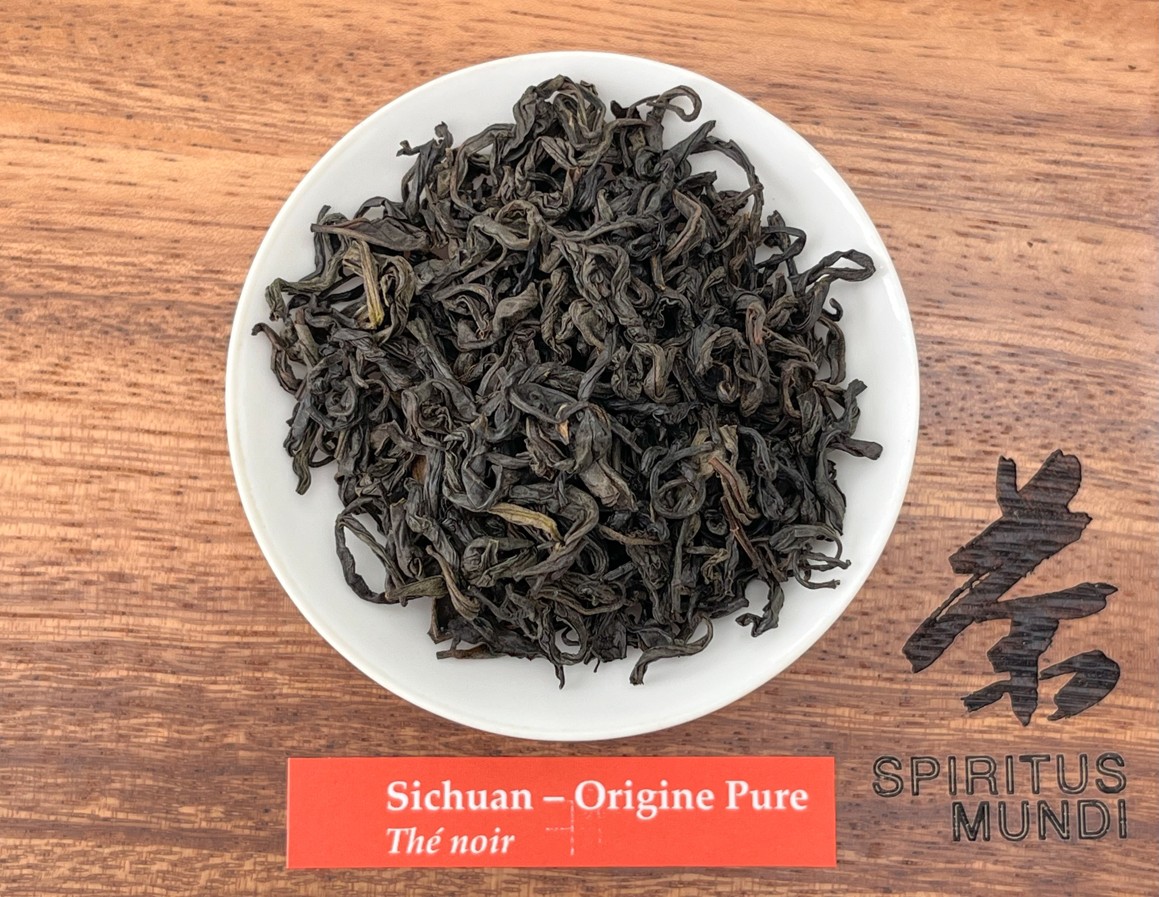 Thé Noir 100g — Le caractère des montagnes : une rondeur cuivrée, boisée et légèrement cacaotée.