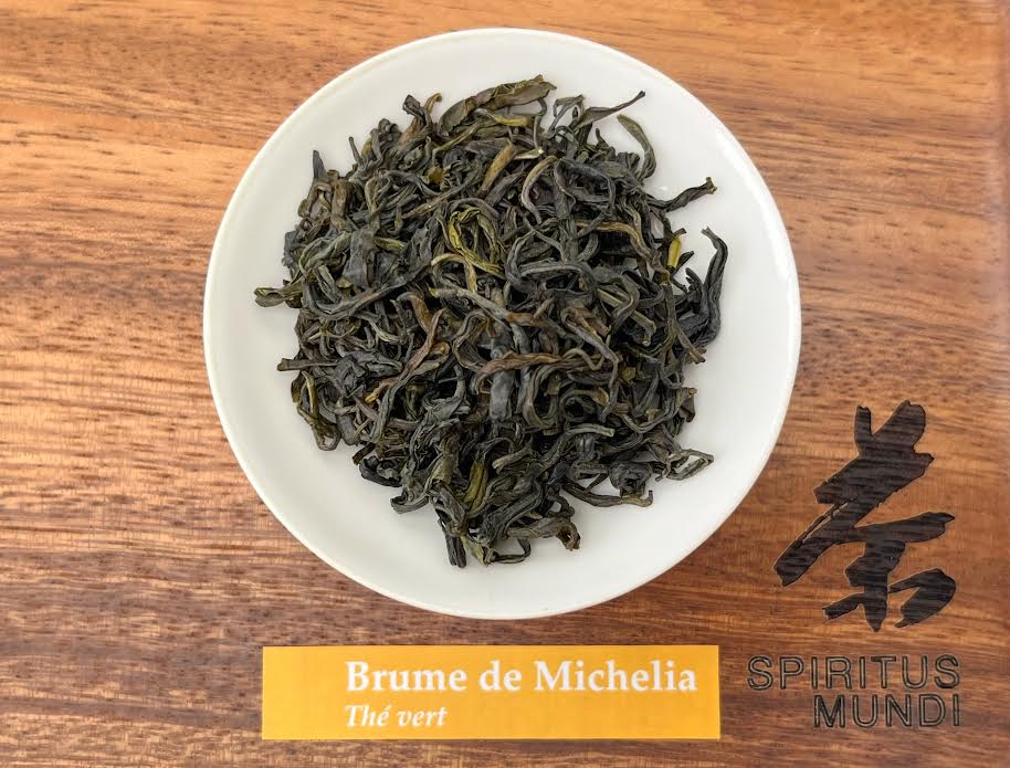 Brume de Michélia — Thé Vert 100g — Une fraîcheur intense, portée par un parfum de banane mûre aux accents floraux et vanillés.