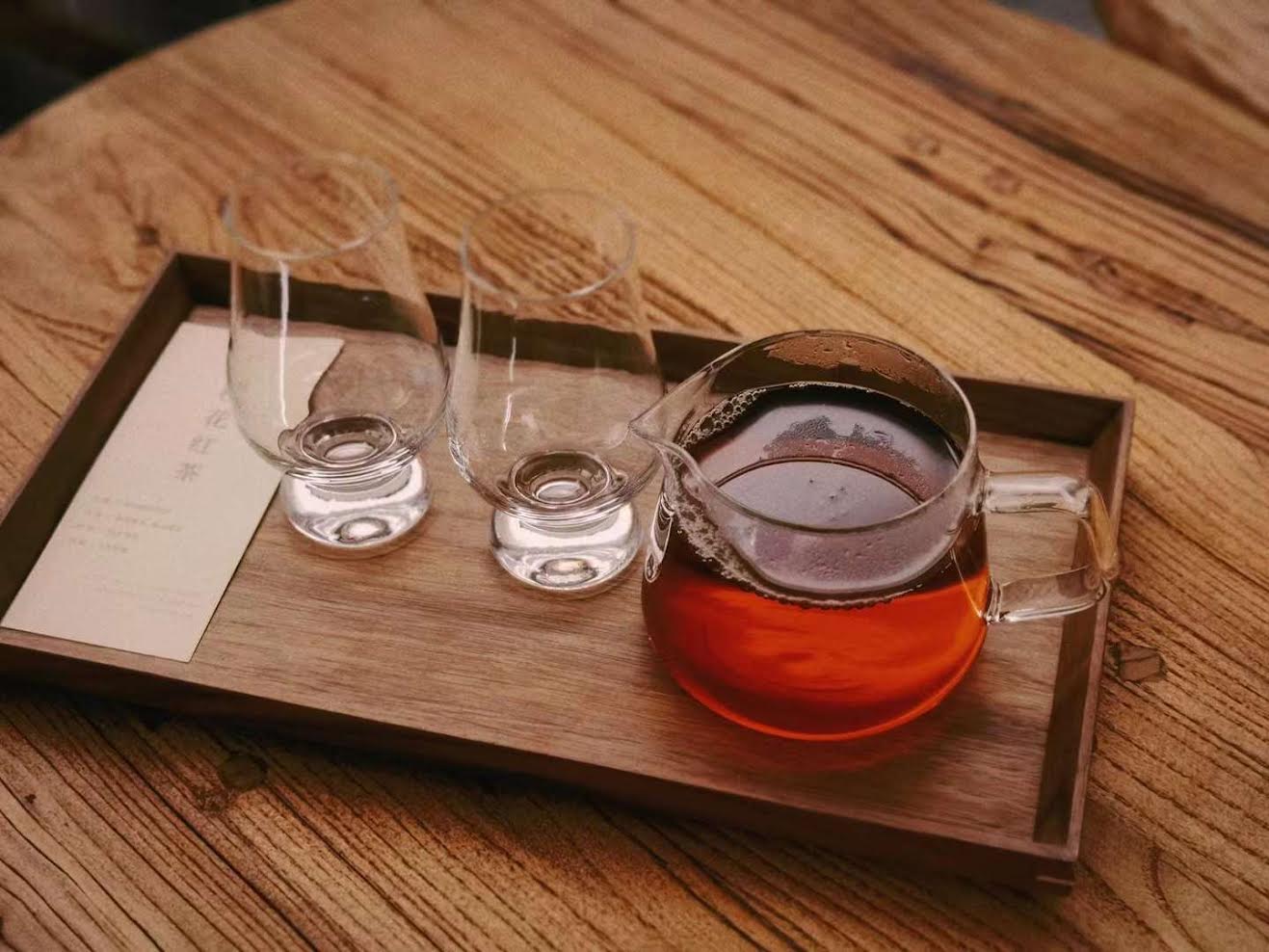 Thé Noir 100g — Le caractère des montagnes : une rondeur cuivrée, boisée et légèrement cacaotée.