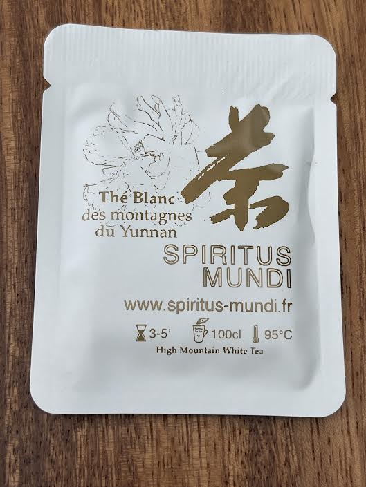 Thé Blanc du Yunnan "Souffle Blanc" 6 Briques de Thé Blanc (6 x 1 Litre)— La délicatesse des montagnes en portion. Une infusion parfaite, florale et veloutée.