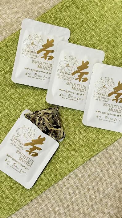 Thé Blanc du Yunnan "Souffle Blanc"  6 Briques de Thé Blanc (6 x 1 Litre)— La délicatesse des montagnes en portion. Une infusion parfaite, florale et veloutée.