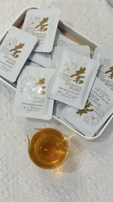 Thé Blanc du Yunnan "Souffle Blanc"  6 Briques de Thé Blanc (6 x 1 Litre)— La délicatesse des montagnes en portion. Une infusion parfaite, florale et veloutée.